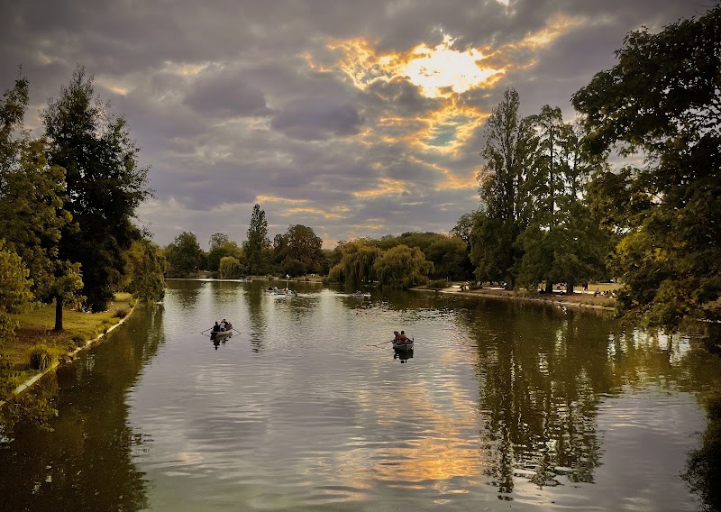 Location de Barques du Lac Daumesnil in Paris