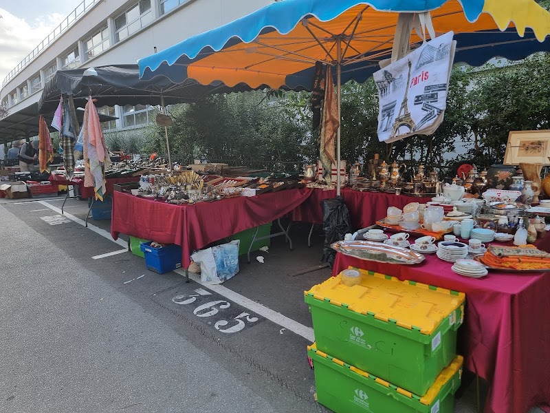 Marché aux puces de la Porte de Vanves in Paris